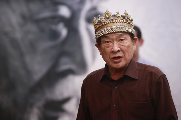 사진은 2003년 연극 '리어왕: KING LEAR' 연습실 공개 및 간담회에서 주요 장면 시연하는 배우 이순재. 연합뉴스 자료사진]