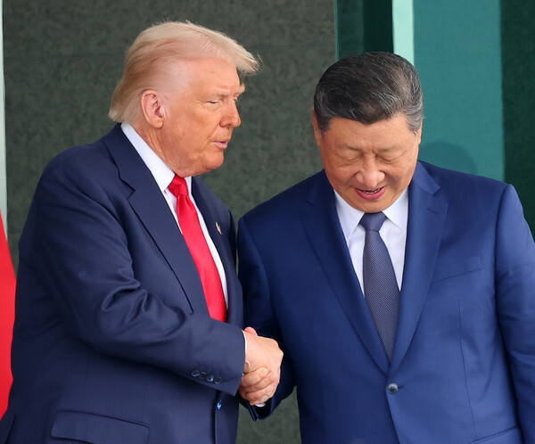 도널드 트럼프 미국 대통령과 시진핑 중국 국가주석이 10월 30일 부산 김해공군기지 의전실 나래마루에서 미중 정상회담을 마친 뒤 회담장을 나서며 악수하는 모습. 연합뉴스