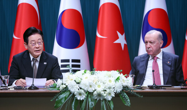 이재명 대통령과 레제프 타이이프 에르도안 튀르키예 대통령이 24일(현지시간) 튀르키예 앙카라 대통령궁에서 공동언론발표를 하고 있다. 2025.11.25