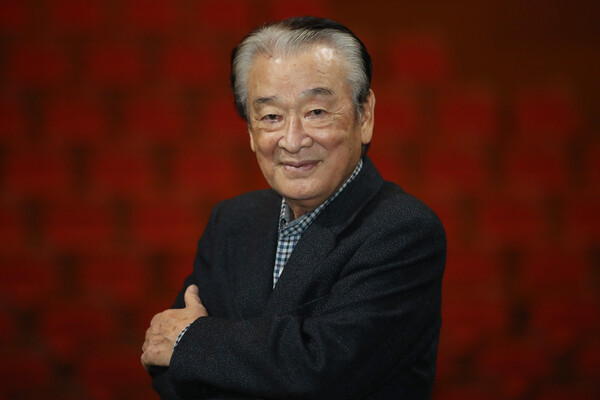 사진은 2021년 연극 '리어왕' 인터뷰를 마치고 포즈 취하는 배우 이순재. 연합뉴스 자료사진