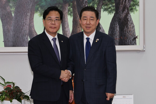 더불어민주당 김병기 원내대표와 국민의힘 송언석 원내대표(왼쪽)가 25일 서울 여의도 국회에서 대장동 사건 항소포기 여야 국정조사 등 쟁점에 대해 협상하기에 앞서 악수하고 있다./연합뉴스