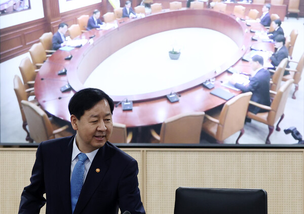 구윤철 부총리 겸 기획재정부 장관이 26일 정부세종청사 중앙동에서 열린 성장전략TF 겸 경제관계장관회의에 참석하고 있다./연합뉴스