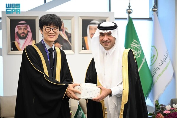 이해진(왼쪽) 네이버 의장이 지난 18일 사우디아라비아 리야드에서 열린 '시티스케이프 국제 엑스포' 현장에서 마지드 알호가일 사우디 자치행정주택부 장관과 만나 선물을 주고 받는 모습. 연합뉴스
