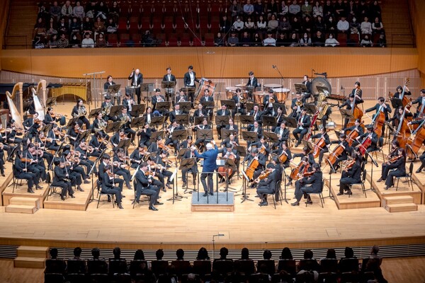 KBS교향악단의 제820회 징기연주회는 국제적으로 인정받는 미국계 지휘자 레너드 슬래트킨의 국내 데뷔무대로서 KBS교향악단으로서도 최근 높아진 존재감을 다시 부각시킬 쇼스타코비치 교향곡 제11번의 연주가 다시금 클로즈업되는 무대였다.