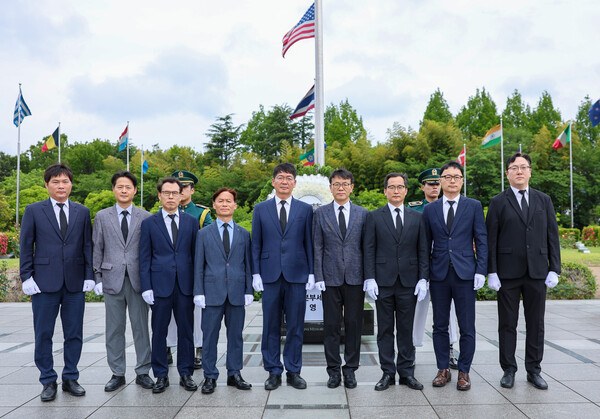 유영한 부산세관장(가운데)과 부산세관 직원들이 4일 부산 남구 유엔기념공원을 찾아 6·25전쟁 참전용사들을 추모하며 헌화·참배한 뒤 기념촬영을 하고 있다. / 사진=부산세관 제공