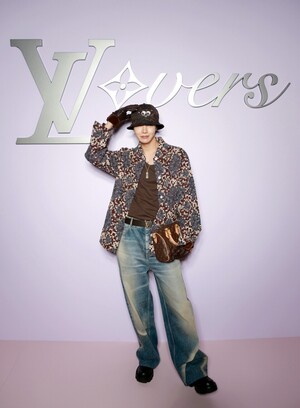 <b>제이홉</b>, 루이비통 쇼서 'LV Bag' 무대 선보여