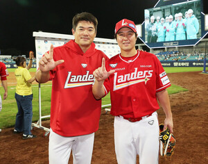 'KBO 새 역사 썼다'…<b>최정</b>·<b>노경은</b>, <b>대기록</b>과 함께 SSG 역전승 이끌다
