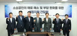 카드로 <b>세금</b> 낼 때, 이젠 덜 낸다… <b>국세청</b> <b>수수료 인하</b> 첫 적용